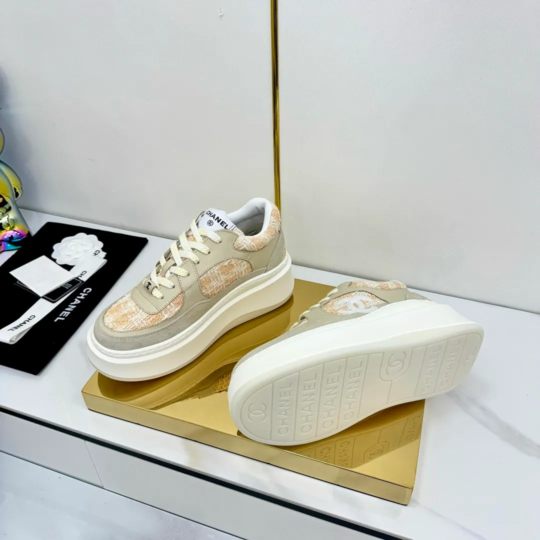 👟👟Ex-factory price 600👟👟 Upgraded version, upgraded version, upgraded version! No rebuttal accepted! ! ! ! Chanel Chanel panda shoes! 2025 counter's top casual sports shoes. This classic design; the upper is electro-embroidered with a variety of techniques; the outsole is fashionable and sporty; the unusual inclusion of a variety of color matching elements... The diversified mix and match is very good-looking and versatile, and can be used for leisure, fashion, sports, and outdoor... ꫛꫀꪝ Go➫ Materials: ❶Upper made of: original imported first-layer silk cowhide + original waterproof cloth + original first-layer cowhide ❷Inner lining: Original Yangli+Net ❸Outsole based on: Original TPU combination outsole Counter boutique packaging complete set for women 35–41 👉 👉 👉 👉 👉